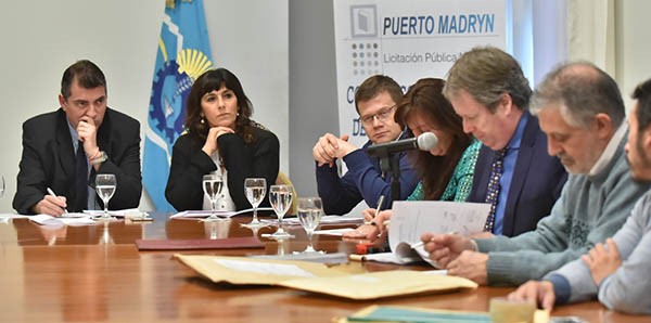 Novedades. El ministro de Educación De Bella durante la licitación para una escuela en Puerto Madryn.