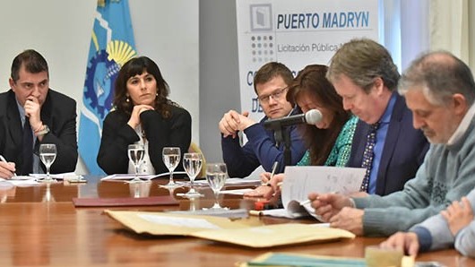 Novedades. El ministro de Educación De Bella durante la licitación para una escuela en Puerto Madryn.