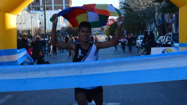 Víctor Huanca cruza la meta en primer lugar ayer frente a la Municipalidad de Trelew, tras recorrer los 21K.