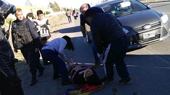 Gladys Olavarría, exdefensora penal en Trelew y actual jueza en Comodoro Rivadavia, mientras es socorrida. 