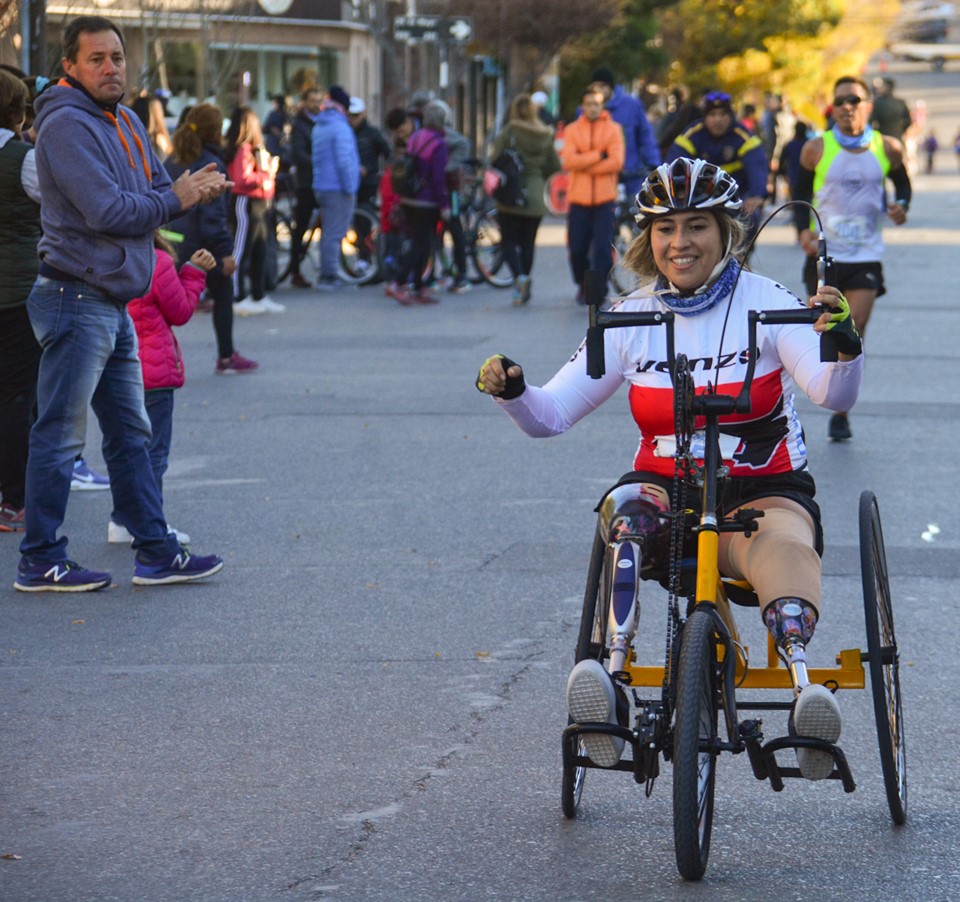 Aplausos para Liliana Méndez, al momento de cruzar la meta el domingo. Es la primera vez que recorre 21K.