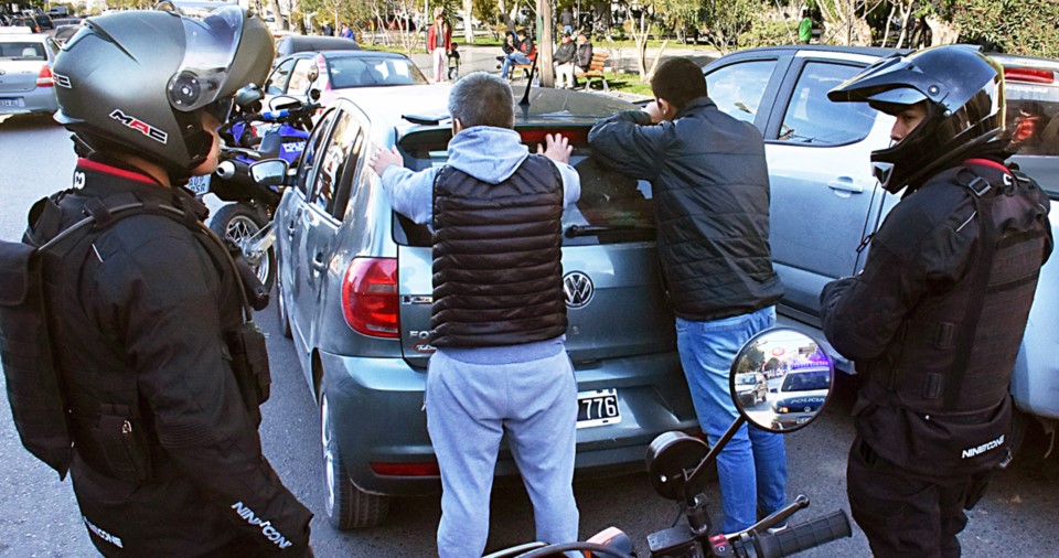 Dos sujetos fueron sorprendidos por la Policía después de ser observados por personal de la Brigada.