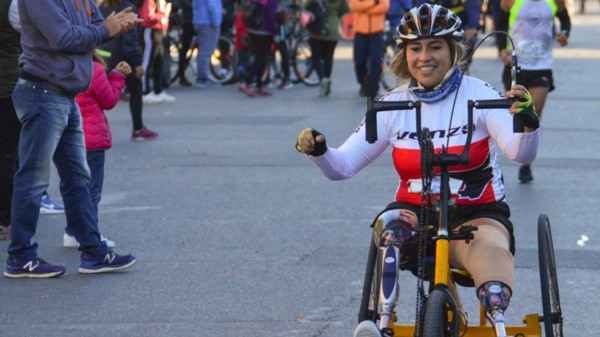 Aplausos para Liliana Méndez, al momento de cruzar la meta el domingo. Es la primera vez que recorre 21K.
