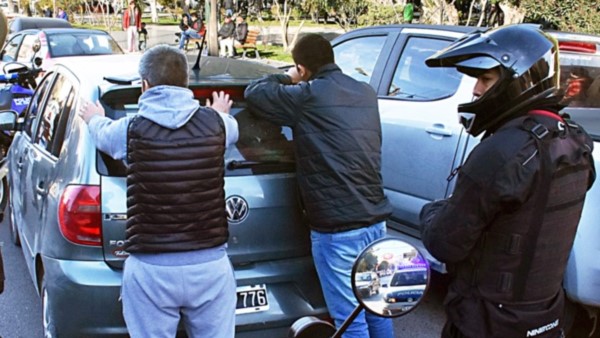 Dos sujetos fueron sorprendidos por la Policía después de ser observados por personal de la Brigada.