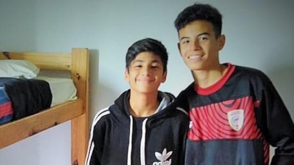 Los jóvenes jugadores Gonzalo Chodilef y Stieva Yordanoff, de Huracán de Trelew, en las instalaciones de las divisiones juveniles de San Lorenzo.