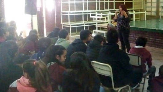 Aprendizaje. Una postal de una charla-debate con los alumnos capitalinos para lograr concientización.    