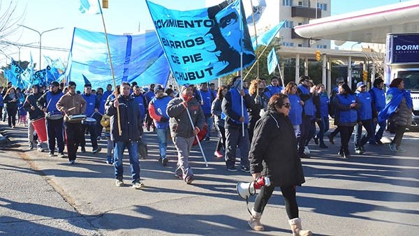 Queja. La movilización por las calles de Trelew para expresar el rechazo a las políticas económicas llevadas adelante por Cambiemos.
