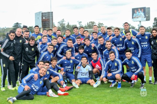 La Selección mayor junto a la Sub 17, tras la práctica.