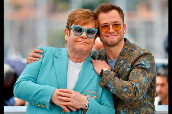 El notable músico británico junto a Taron Egerton, el actor que lo encarna en el film, y que cantó todas las canciones.