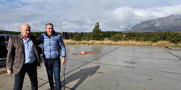 El gobernador junto al intendente Reato en una de las recorridas realizadas por la localidad de Epuyén.