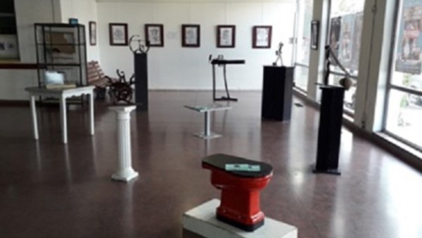 Fuentealba crea su arte con objetos, realizados en su totalidad con materiales desechables y en desuso.