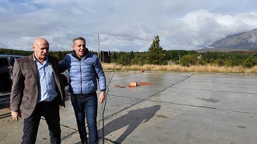 El gobernador junto al intendente Reato en una de las recorridas realizadas por la localidad de Epuyén.