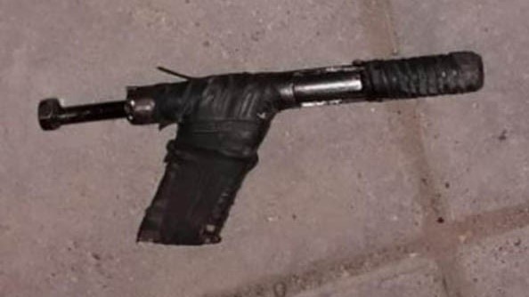 El arma de fuego de fabricación casera apta para munición calibre 22.