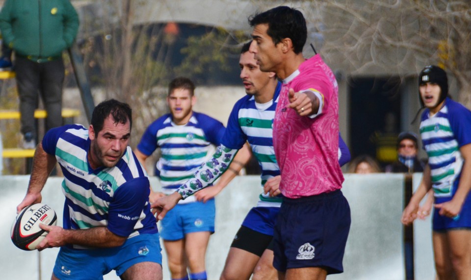 El referee Raso otorga la ventaja y Barone busca el pase. Trelew se hizo fuerte como visitante y le ganó el clásico a Patoruzú para seguir liderando.