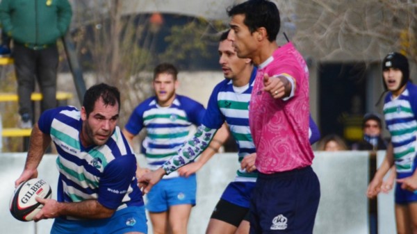 El referee Raso otorga la ventaja y Barone busca el pase. Trelew se hizo fuerte como visitante y le ganó el clásico a Patoruzú para seguir liderando.