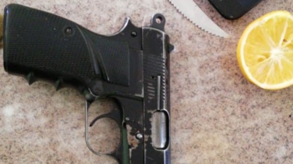 Una de las pistolas que se había usado para los disparos denunciados.