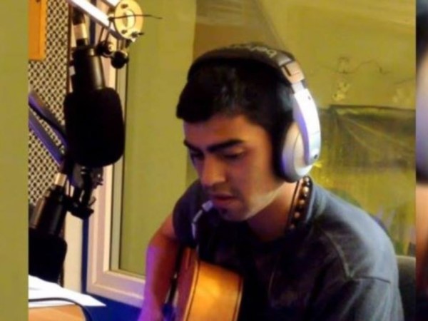 Teruel junior en estudio de grabación, con viola...