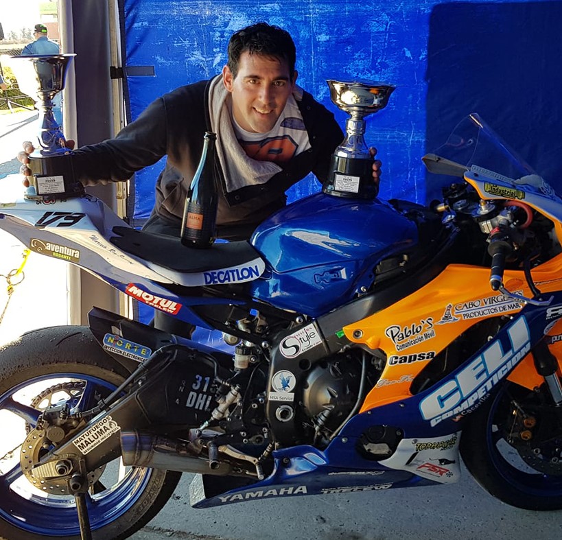Con sus dos trofeos, segundo en la 250 cc y tercero en la 600 cc.