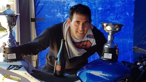 Con sus dos trofeos, segundo en la 250 cc y tercero en la 600 cc.