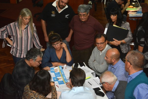 El recuento en Legislatura se sigue voto a voto. / Foto: Sergio Espaza - Jornada