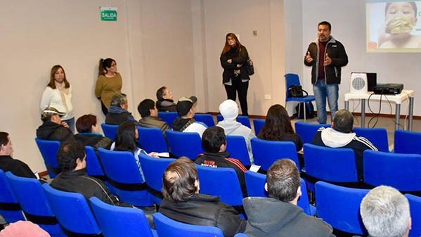 Charla. Los empleados escuchan los consejos de Bromatología.