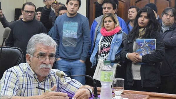 Presentes. En primer plano Antín, jefe de CST, durante la votación. 