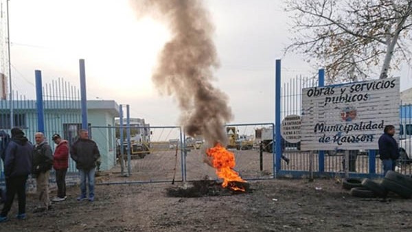Fuego. La protesta de los empleados municipales no cesó hasta que apareció del muy demorado depósito.