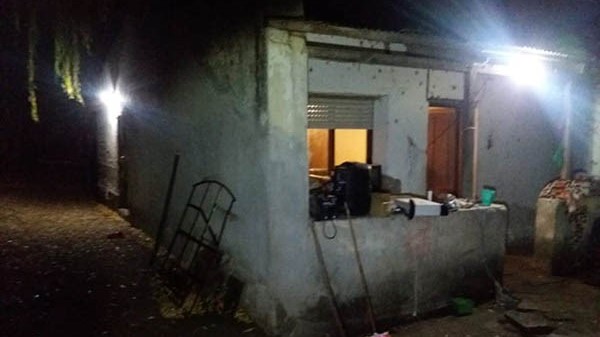 El robo se perpetró en la madrugada de ayer en dos chacras de la zona sur. Agredieron a sus víctimas.
