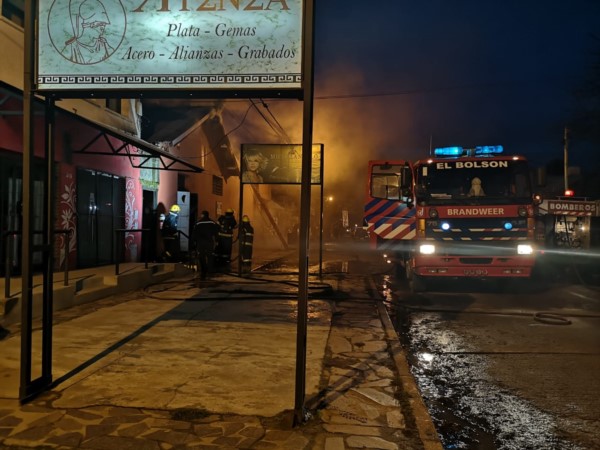 Bomberos y personal del comercio controlaron el incendio