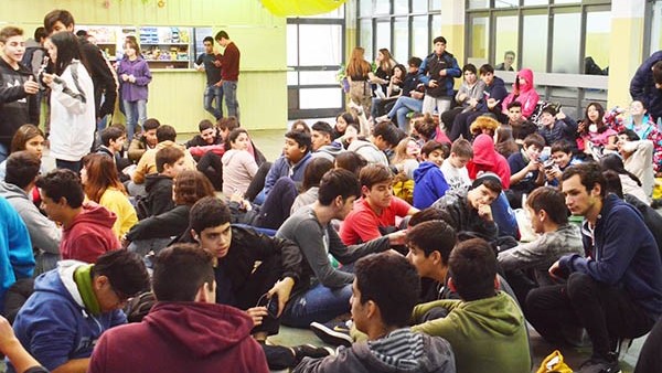 Sentada de los alumnos. La parte más complicada es el taller, donde hay riesgo eléctrico por filtraciones.