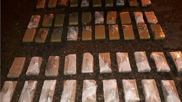 La imagen que trascendió del procedimiento dio cuenta del secuestro de al menos 58 paquetes de un kilo de marihuana compactada y fracciones. 