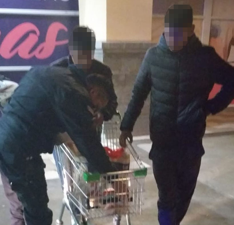 Los dos individuos se llevaban varios artículos comestibles del sitio.
