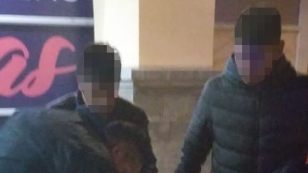 Los dos individuos se llevaban varios artículos comestibles del sitio.