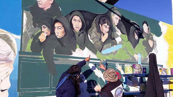 Durante todo el día de ayer se trabajó en los detalles que acompañarán al mural que se inaugurará hoy.