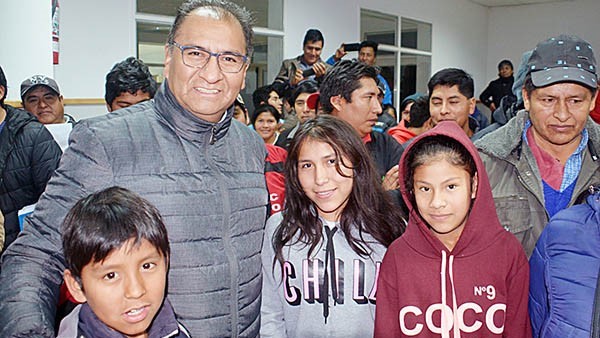 Con los chicos. El embajador bajó del avión y de inmediato se reunió con productores rurales en Trelew.