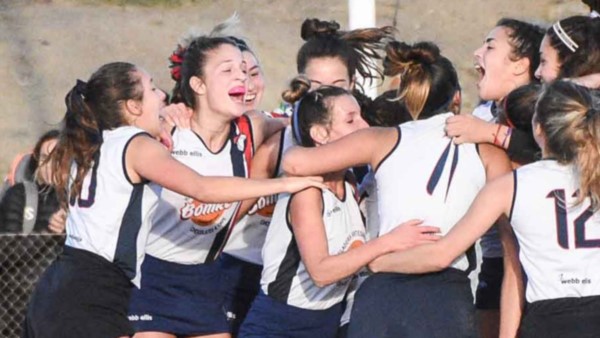 Gran festejo de las “Lobas Marinas”, luego de superar en su casa a Trelew RC, por 2 a 1, para instalarse en el partido definitorio del certamen.
