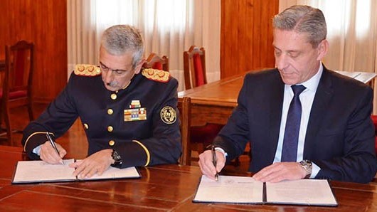 Rúbrica. El comandante D´Ambra y el gobernador Arcioni durante la puesta en común de las necesidades.