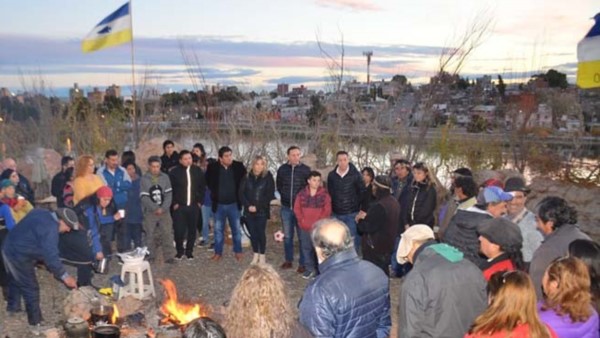 A orillas de la laguna Chiquichano se realizó el fogón sagrado.