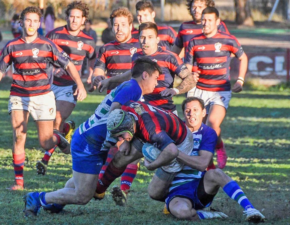 Entre Martín Pes y “Pancho” Leiva frenan el avance del jugador de Madryn. Trelew quedó más cerca del título.