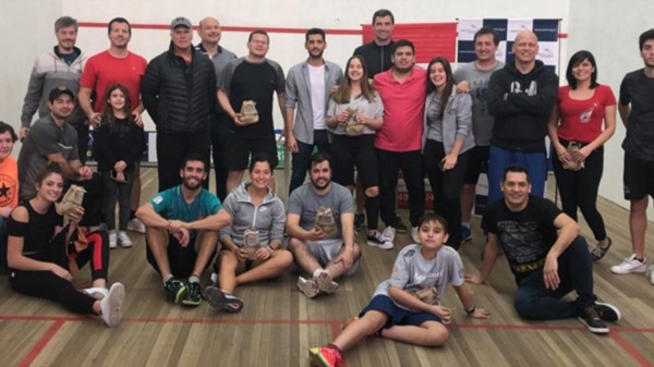 Los participantes. Tanto los jugadores como amigos y familiares disfrutaron de un buen fin de semana de squash en elClub Centenario de Trelew.