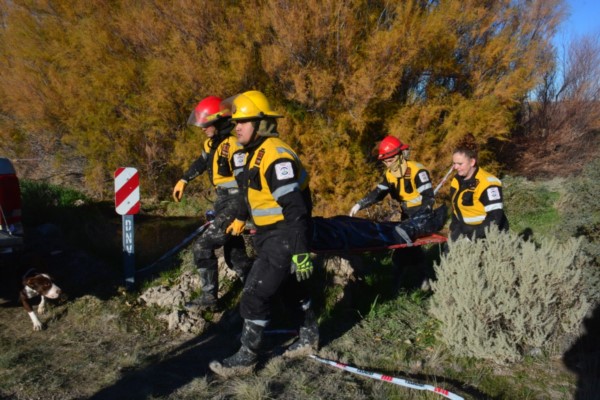 Los bomberos retirando el cuerpo de la víctima. (Foto: Alberto Evans / Jornada)