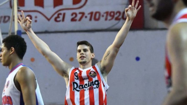 El particular festejo de Gonzalo Moreyra cada vez que encesta un triple. Convirtió 9 puntos en la final.