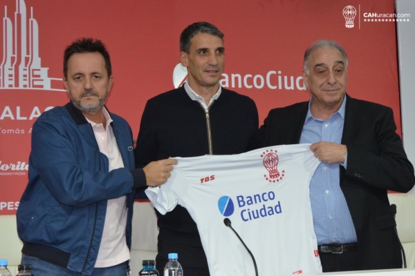 El Presidente Alejandro Nadur y el Secretario Fernando Moroni presentaron a Juan Pablo Vojvoda en el Palacio Ducó. 