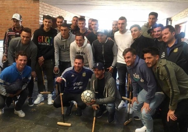 La Selección estuvo almorzando junto a Adolfo Cambiasso en el campo de polo y se tomaron esta foto.