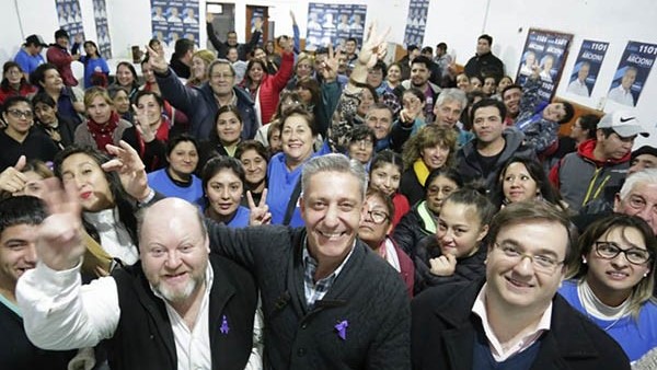 Confianza. El gobernador durante una de las actividades desarrolladas junto a la militancia en Río Mayo. 