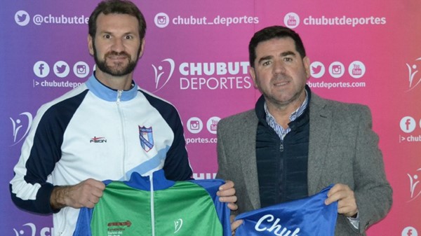 Gigliotti, responsable del Taekwondo de Chubut, con Ñonquepán.