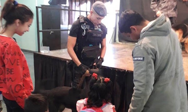 Un miembro de la Sección Canes dialogó con niños sobre mascotas.