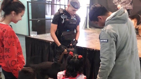 Un miembro de la Sección Canes dialogó con niños sobre mascotas.