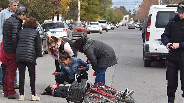 Atención. Momentos en que la joven era asistida por personal médico ante el alerta dado por la Policía. 