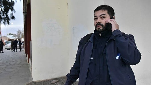 Complicado. Ariel Gómez, cronista de Radio 3, fue retenido por un gendarme entorpeciento su trabajo. 